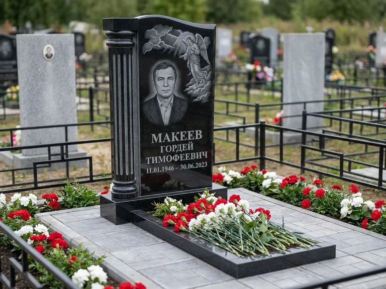 Памятник с гравировкой ангела — гравировка ангела в облаках с лучами над портретом, работа «Селиванов» в Якутске