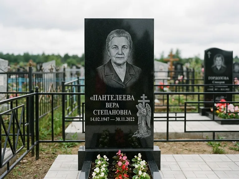 Памятник с гравировкой ангела — гравировка ангела с крестом рядом с эпитафией, работа «Пантелеева» в Якутске