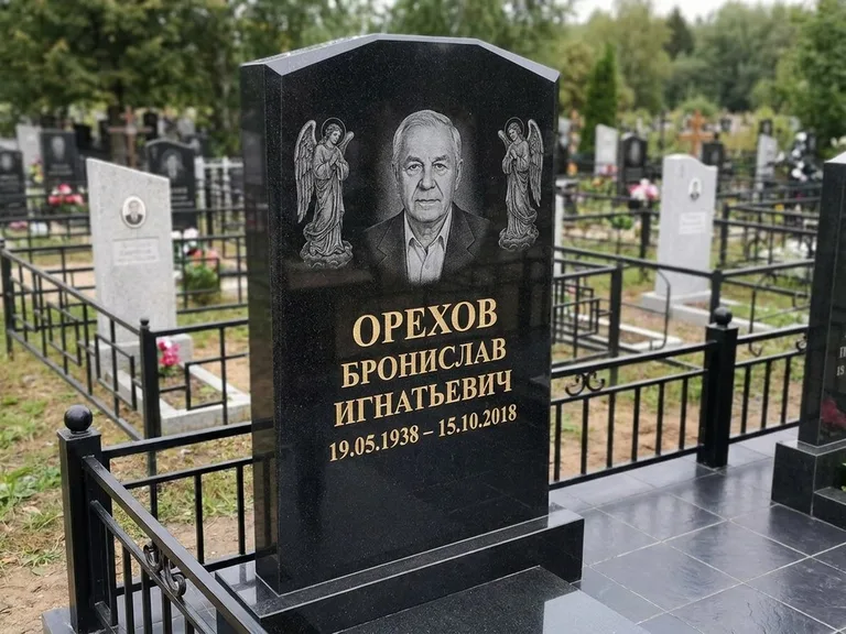 Памятник с гравировкой ангела — гравировка ангела-хранителя сбоку от портрета, работа «Фаддеев» в Якутске