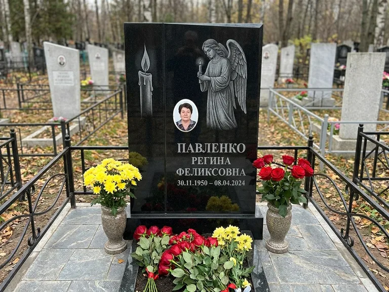 Памятник с гравировкой ангела — гравировка молящегося ангела в верхней части стелы, работа «Пантелеева» в Якутске