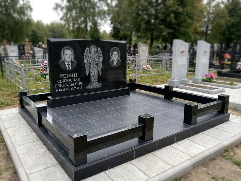 Памятник с гравировкой ангела — гравировка ангела с крестом рядом с эпитафией, работа «Касаткин» в Якутске