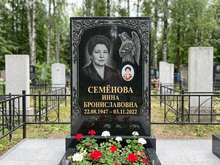 Памятник с гравировкой ангела — гравировка ангела с голубем по диагонали стелы, работа «Лобанова» в Якутске