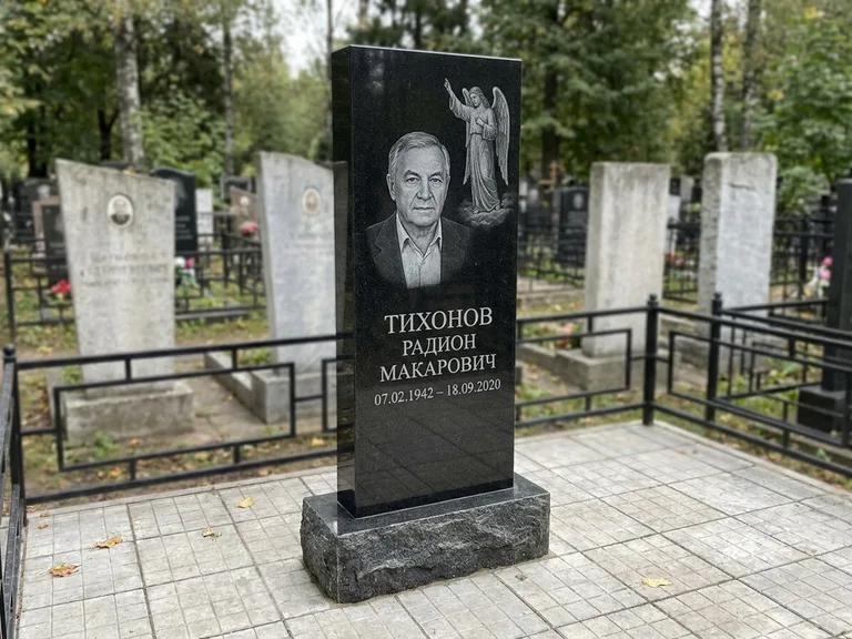 Памятник с гравировкой ангела — гравировка двух ангелов по сторонам портрета, работа «Свиридов» в Якутске