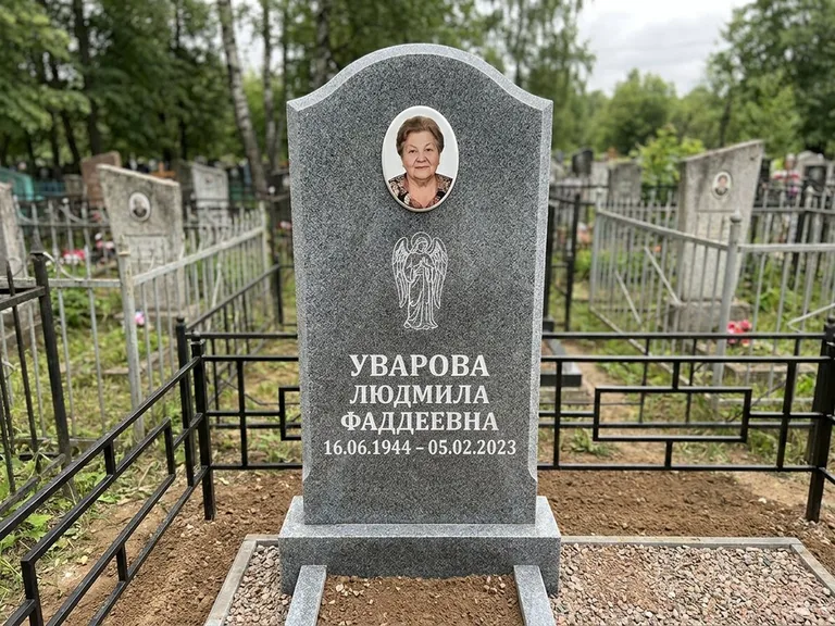 Памятник с гравировкой ангела — гравировка ангела в облаках с лучами над портретом, работа «Игнатова» в Якутске