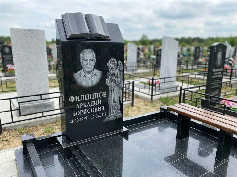 Памятник с гравировкой ангела — белая гравировка скорбящего ангела над портретом, работа «Доронин» в Якутске