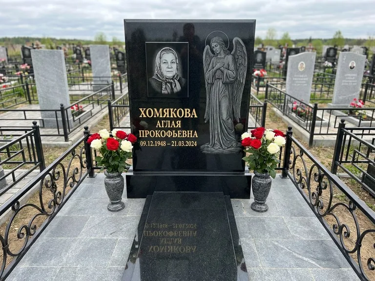 Памятник с гравировкой ангела — гравировка ангела-хранителя сбоку от портрета, работа «Яковлева» в Якутске