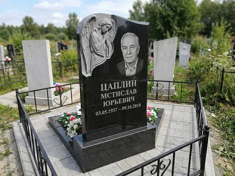 Памятник с гравировкой ангела — гравировка молящегося ангела в верхней части стелы, работа «Пономарёв» в Якутске