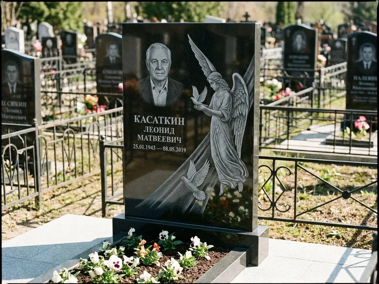 Памятник с гравировкой ангела — гравировка ангела с голубем по диагонали стелы, работа «Касаткин» в Якутске