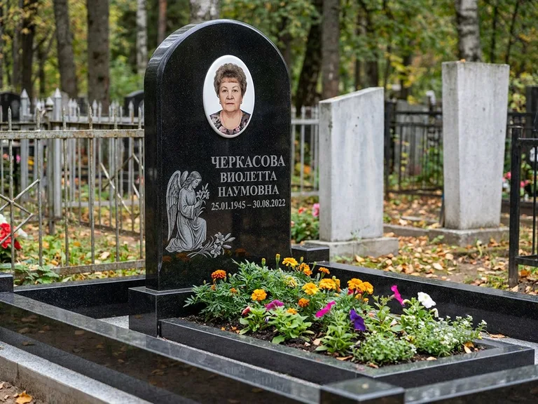 Памятник с гравировкой ангела — гравировка ангела с крестом рядом с эпитафией, работа «Журавлёва» в Якутске