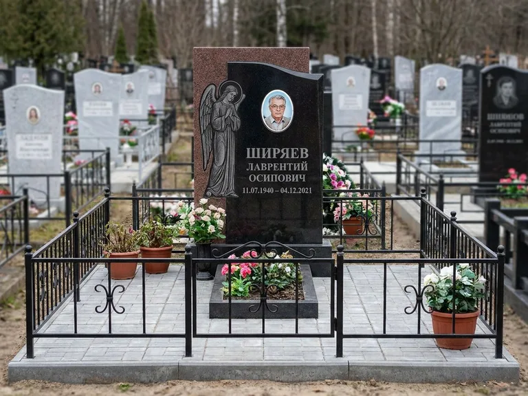 Памятник с гравировкой ангела — гравировка ангела с голубем по диагонали стелы, работа «Селиванов» в Якутске