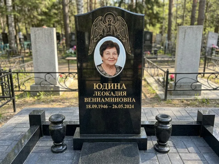 Памятник с гравировкой ангела — гравировка двух ангелов по сторонам портрета, работа «Гордеева» в Якутске