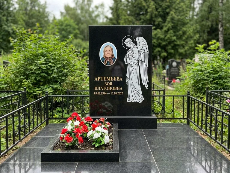 Памятник с гравировкой ангела — гравировка ангела в облаках с лучами над портретом, работа «Фаддеев» в Якутске