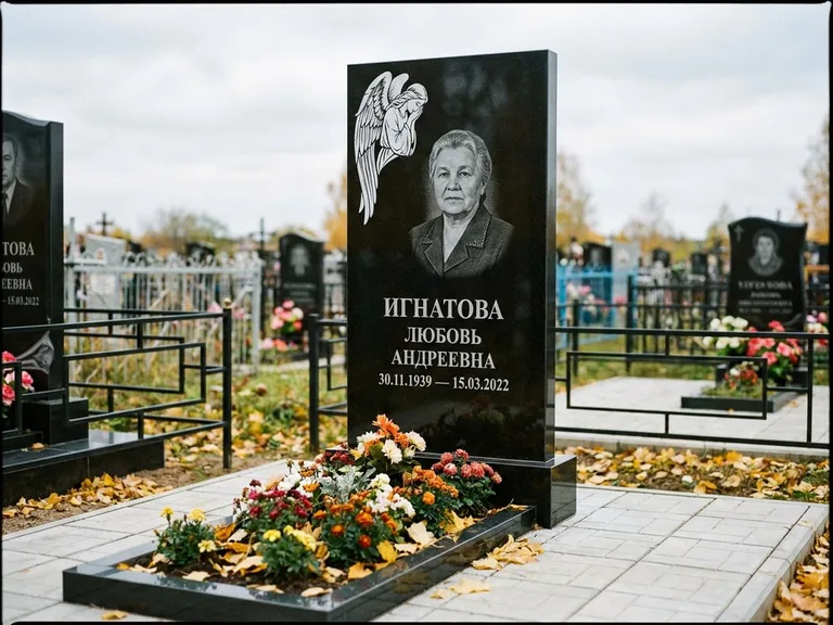 Памятник с гравировкой ангела — белая гравировка скорбящего ангела над портретом, работа «Игнатова» в Якутске