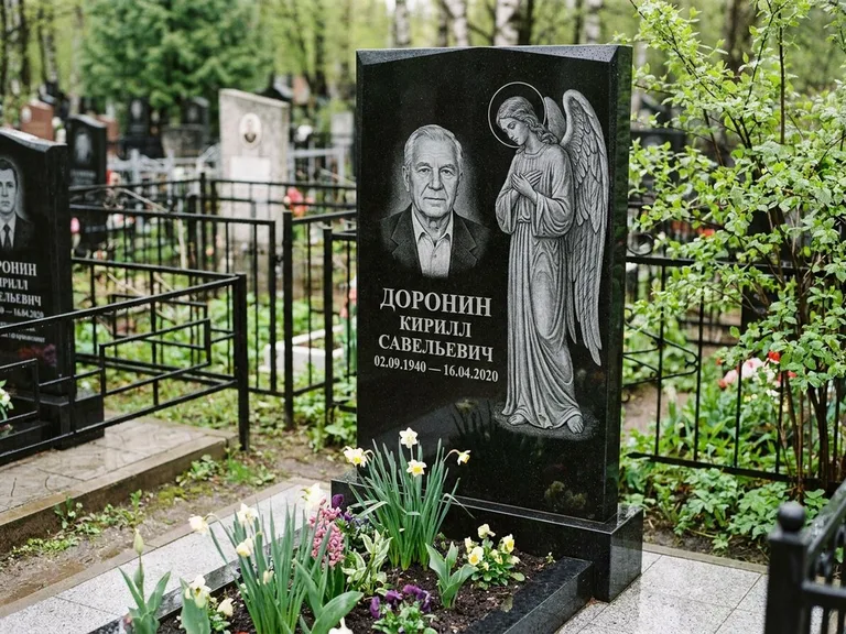 Памятник с гравировкой ангела — гравировка ангела-хранителя сбоку от портрета, работа «Доронин» в Якутске