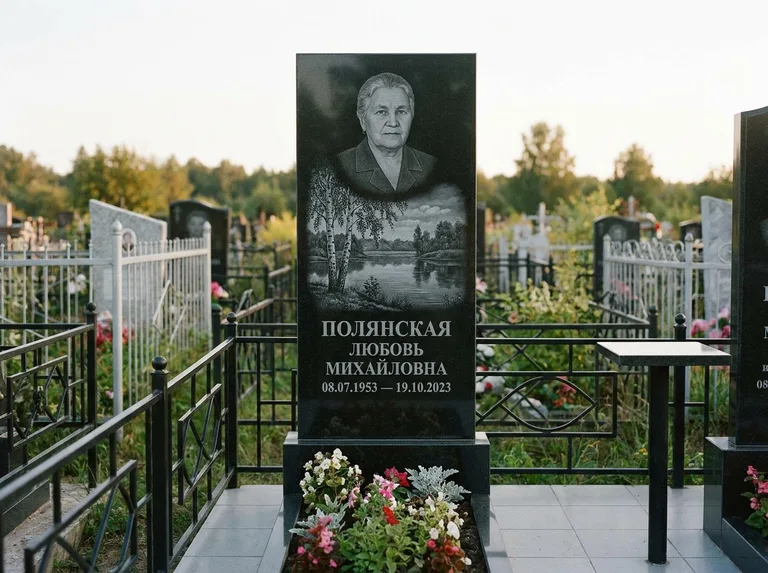 Памятник с гравировкой берёзы — гравировка берёзы у зеркального озера, работа «Полянская» в Якутске