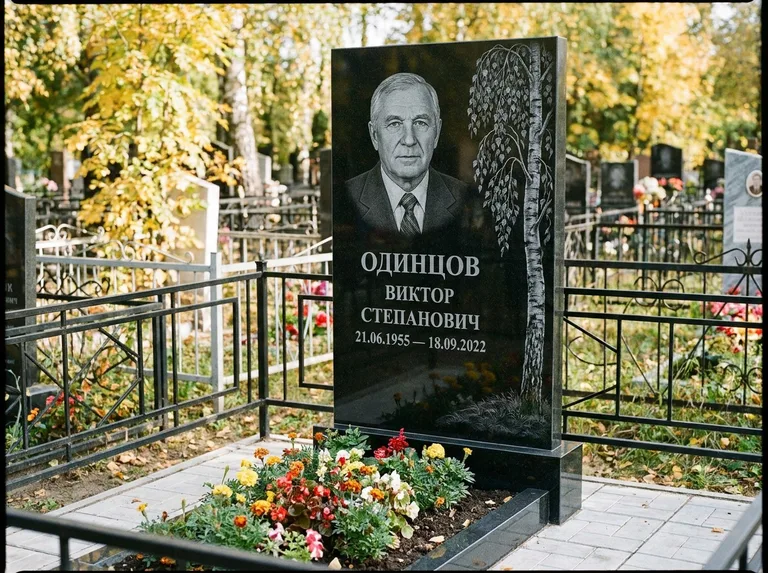 Памятник с гравировкой берёзы — гравировка плакучей берёзы с тонкими ветвями, работа «Одинцов» в Якутске
