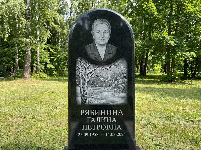 Памятник с гравировкой берёзы: стела с плавным арочным верхом — зимняя берёза, снег на ветвях, газон без ограды, стриженая трава, работа «Рябинина» в Якутске
