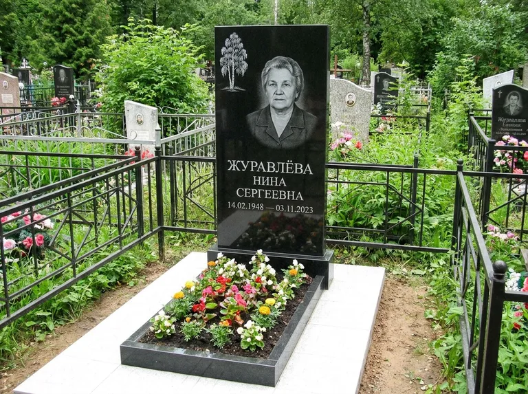 Памятник с гравировкой берёзы — гравировка одинокой берёзы над именем, работа «Журавлёва» в Якутске