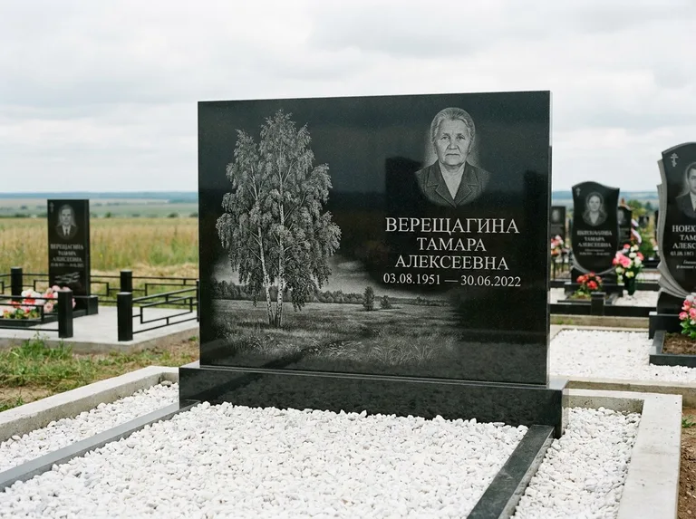Памятник с гравировкой берёзы: широкая горизонтальная стела — берёза у поля, простор до горизонта, белая мраморная крошка с бордюром, работа «Верещагина» в Якутске