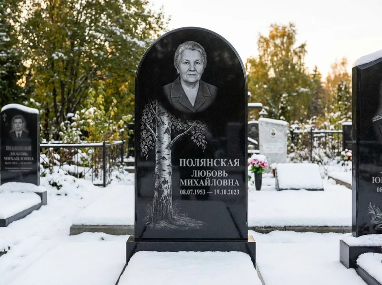 Памятник с гравировкой берёзы: полукруглая стела — объёмная одинокая берёза с фактурной корой, заснеженный зимний участок, работа «Полянская» в Якутске