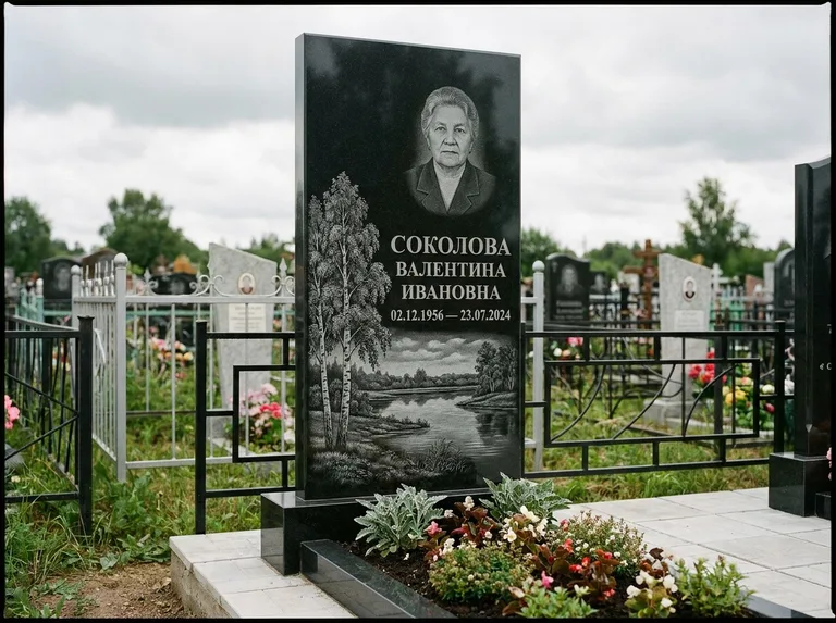 Памятник с гравировкой берёзы — гравировка берёзы у зеркального озера, работа «Соколова» в Якутске