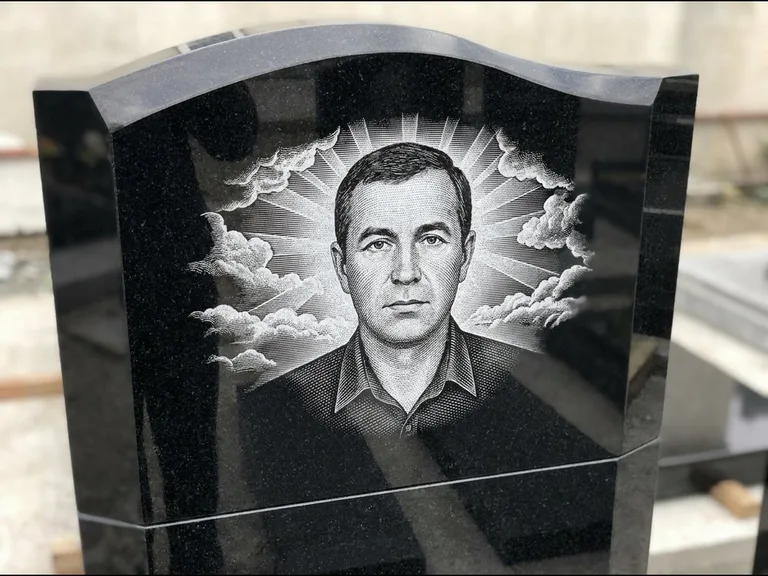 Гравировка фото на памятнике — с фоном в Якутске