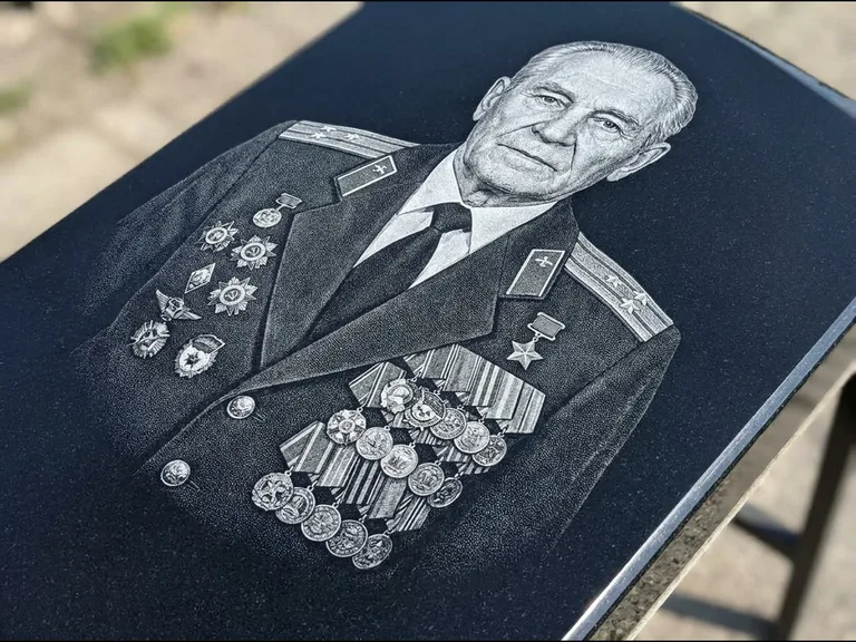 Гравировка фото на памятнике — военный / ветеран в Якутске