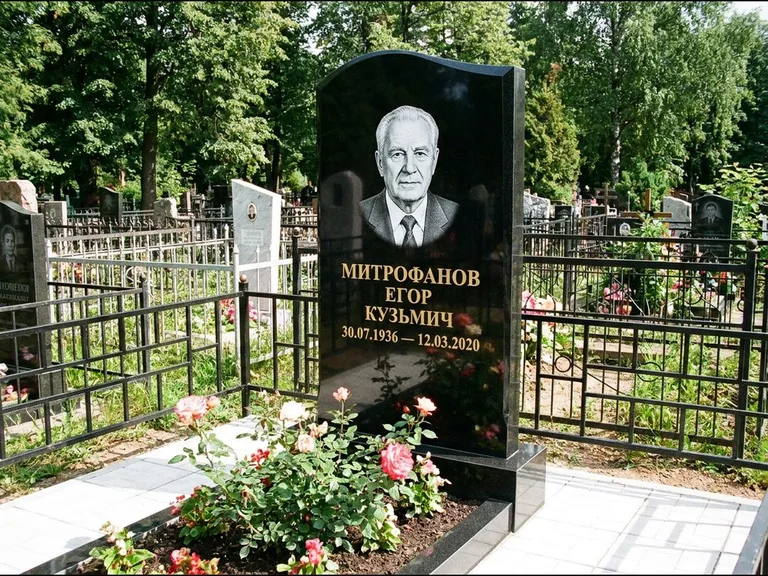 Гравировка портрета на чёрном граните — выполненная работа 29 в Якутске