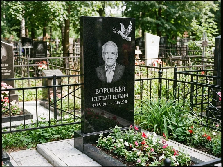 Гравировка голубей на памятник в Якутске — памятник из чёрного гранита с гравировкой