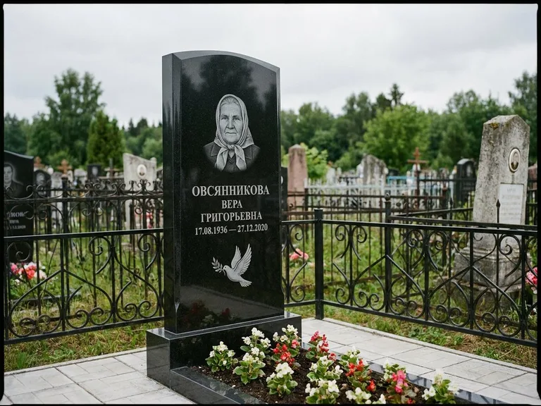 Памятник с гравировкой голубей — гравировка голубя с оливковой ветвью рядом с эпитафией, работа «Овсянникова» в Якутске
