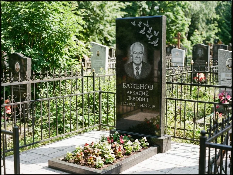 Памятник с гравировкой голубей — гравировка стаи голубей, взлетающей от угла стелы, работа «Баженов» в Якутске
