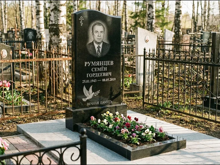 Памятник с гравировкой голубей — гравировка голубя с оливковой ветвью рядом с эпитафией, работа «Румянцев» в Якутске