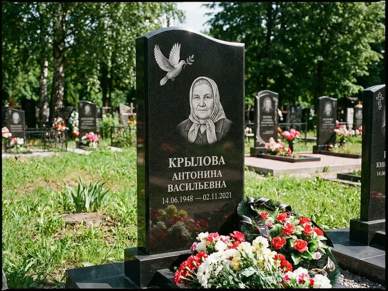 Памятник с гравировкой голубей — гравировка голубей, работа «Крылова» в Якутске