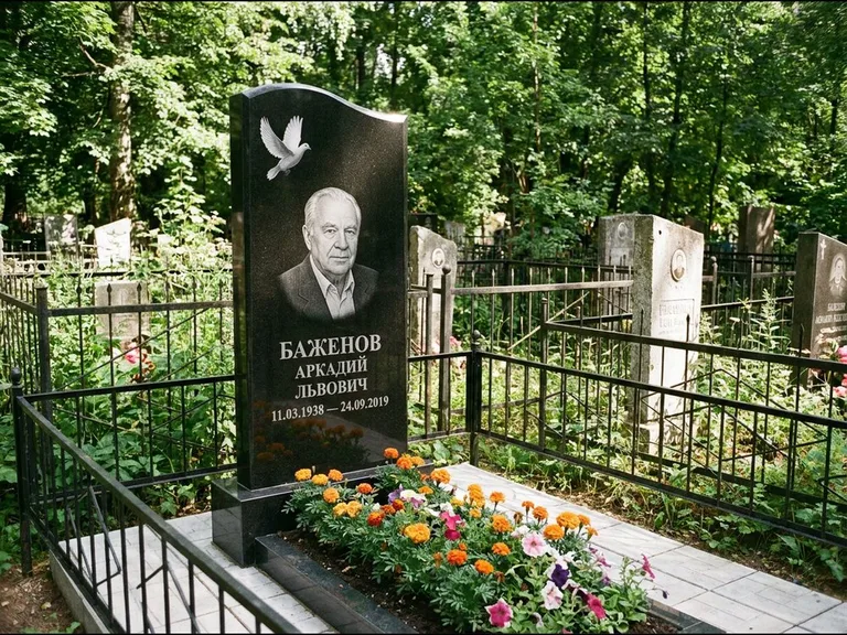 Памятник с гравировкой голубей — белая гравировка взлетающего голубя над портретом, работа «Баженов» в Якутске
