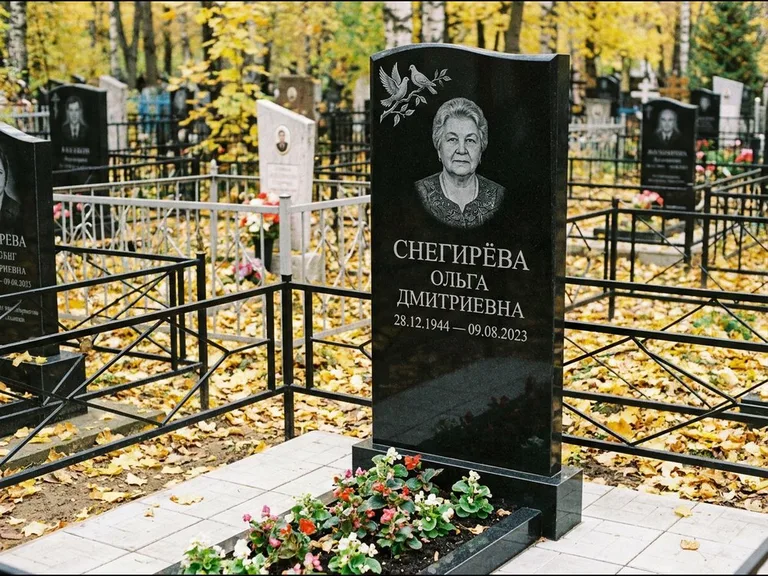 Памятник с гравировкой голубей — гравировка пары голубей на ветке в верхнем углу стелы, работа «Снегирёва» в Якутске