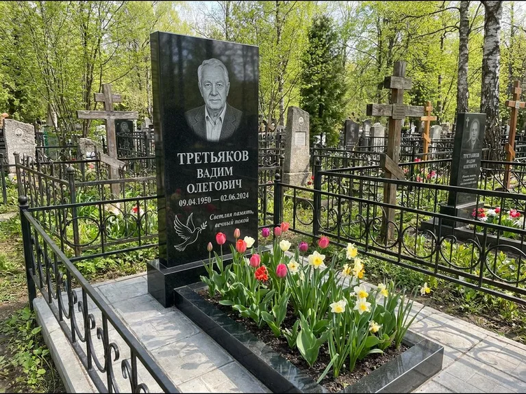 Памятник с гравировкой голубей — гравировка голубя с оливковой ветвью рядом с эпитафией, работа «Третьяков» в Якутске