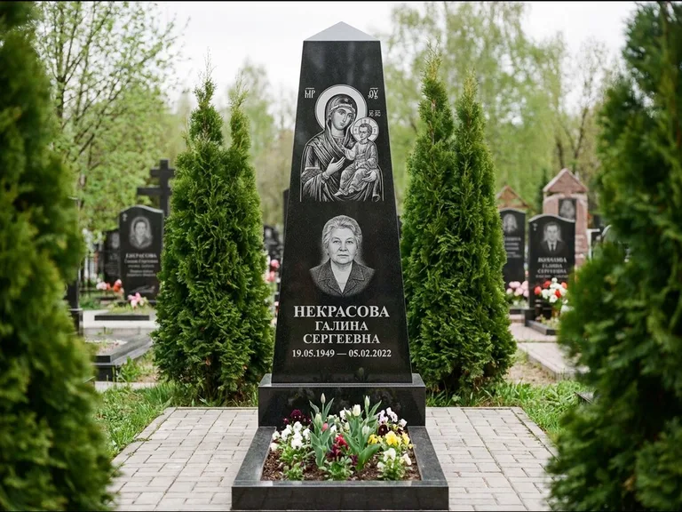 Памятник с гравировкой иконы — образ Николая Чудотворца, работа «Третьяков» в Якутске