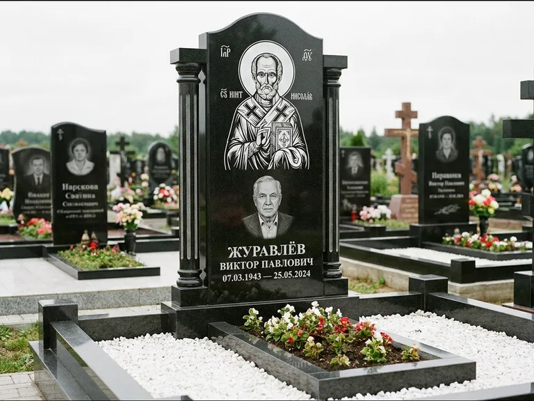 Памятник с гравировкой иконы — икона в резном киоте, работа «Верещагина» в Якутске