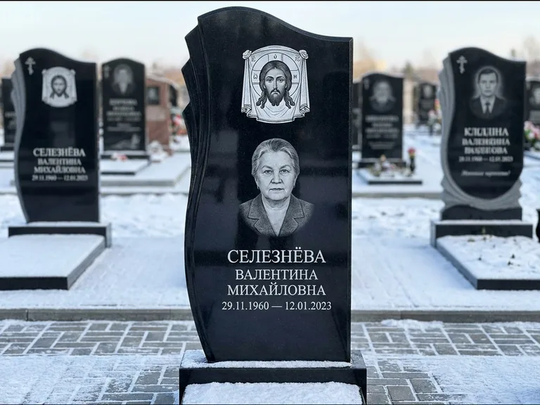 Памятник с гравировкой иконы — Казанская икона Божией Матери на стеле, работа «Одинцов» в Якутске