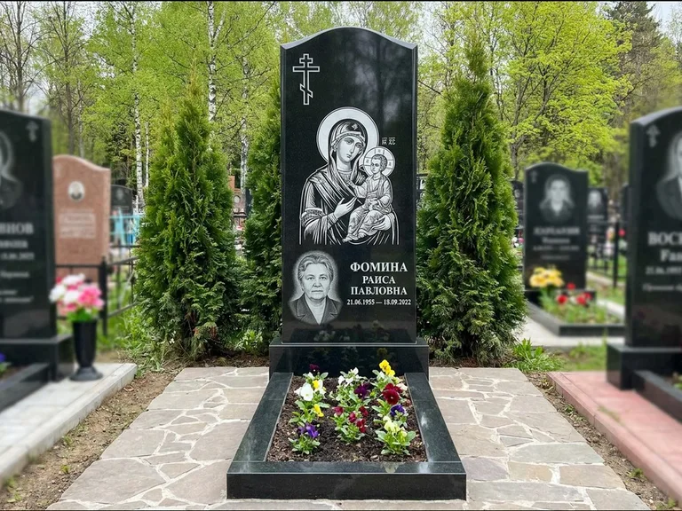 Памятник с гравировкой иконы — икона в резном киоте, работа «Гущин» в Якутске