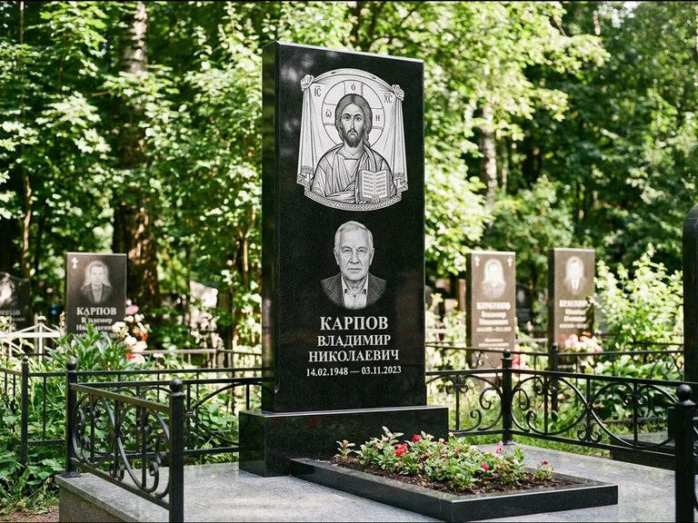 Памятник с гравировкой иконы: широкая двойная семейная стела — золочёный нимб на образе, цветник с красными розами, работа «Воронцова» в Якутске