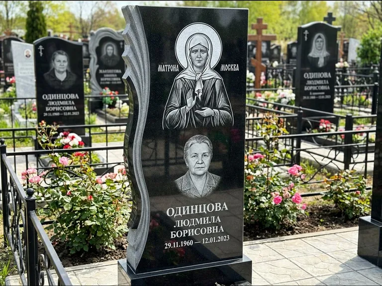 Памятник с гравировкой иконы: ступенчатая двухуровневая стела — Архангел Михаил на стеле, каменная дорожка из плитняка, работа «Одинцов» в Якутске