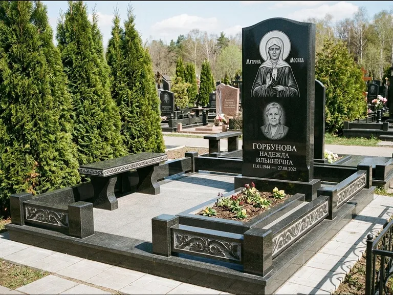 Памятник с гравировкой иконы: стела в форме раскрытой книги с образом — гравировка образа Спасителя, цоколь тёмной плиткой, работа «Зотов» в Якутске