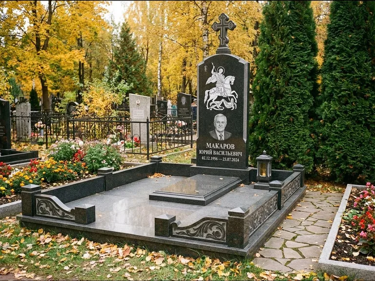 Памятник с гравировкой иконы: ступенчатая трёхуровневая стела — золочёный нимб на образе, дорожка из природного плитняка, работа «Лебедева» в Якутске