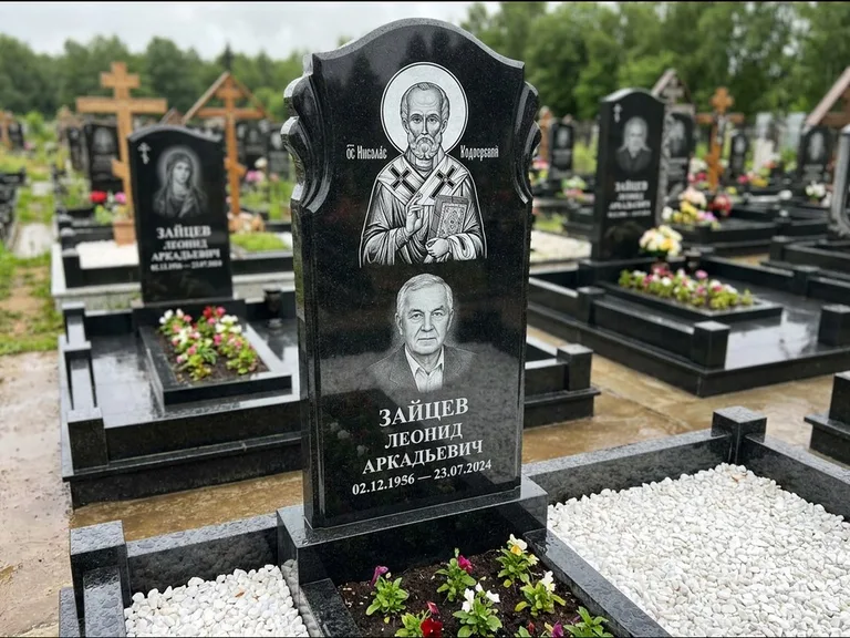 Памятник с гравировкой иконы — образ Николая Чудотворца, работа «Лебедева» в Якутске