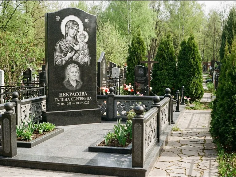 Памятник с гравировкой иконы: полукруглая стела с купольным навершием — Архангел Михаил на стеле, заснеженный зимний участок, работа «Гущин» в Якутске