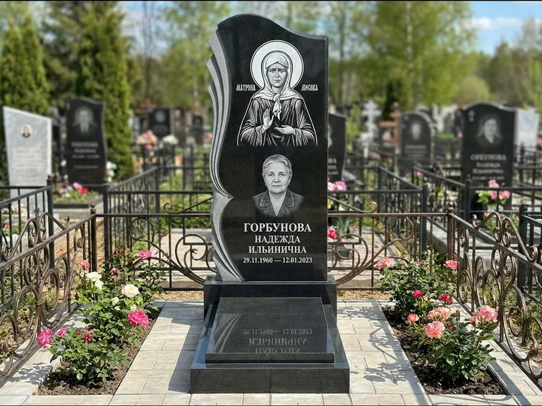 Памятник с гравировкой иконы — икона в резном киоте, работа «Одинцов» в Якутске