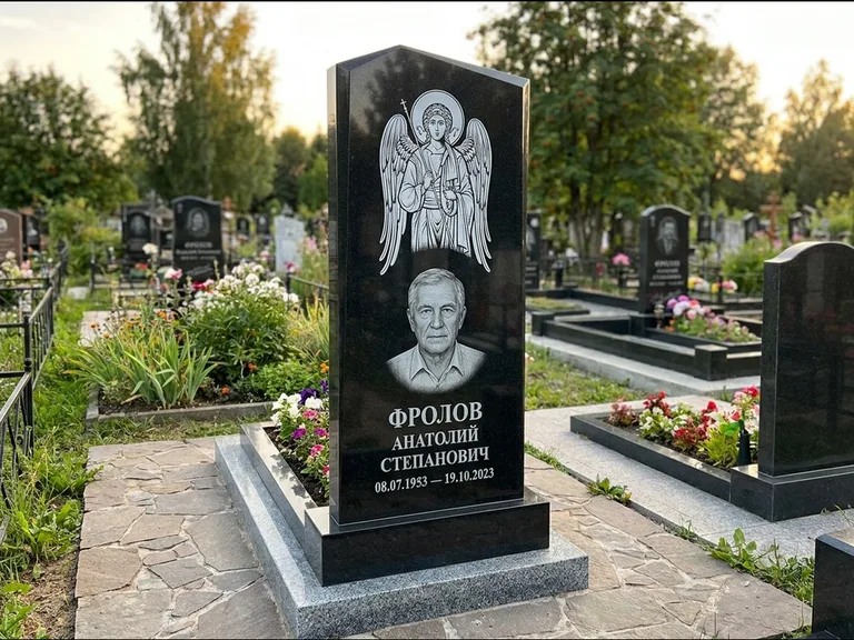 Памятник с гравировкой иконы — Владимирская икона Божией Матери с Младенцем, работа «Мельникова» в Якутске