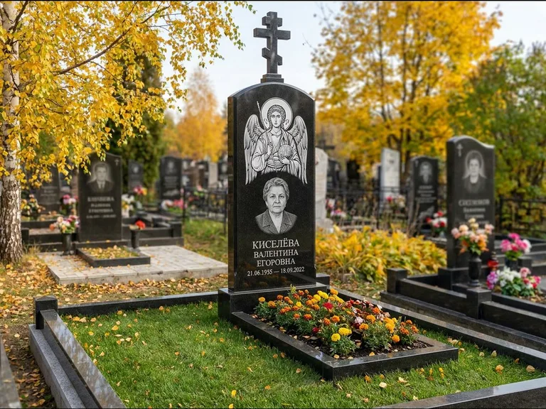 Памятник с гравировкой иконы — образ в полный рост на обороте стелы, работа «Гущин» в Якутске