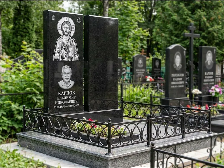 Памятник с гравировкой иконы — Казанская икона Божией Матери на стеле, работа «Богданова» в Якутске